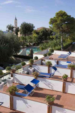 Отель Hotel Ristorante Cavaliere  Шарио